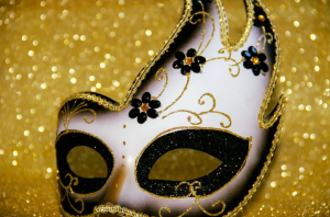 Read more about the article Ελληνικά καρναβάλια: η ιστορία τους ”πίσω από τις μάσκες”